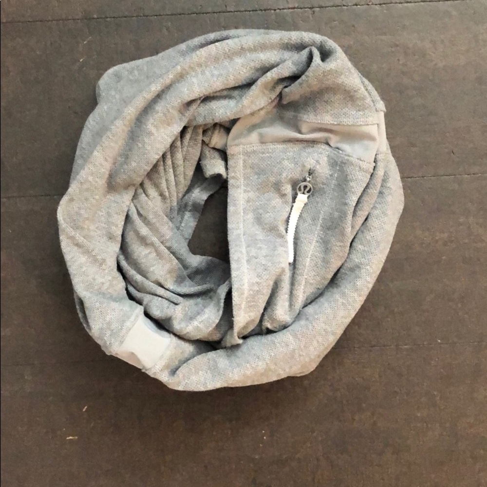 Lululemon scarf w/ small pocket